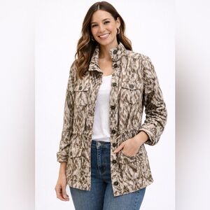 ✨ Effortless style with a flattering, tailored feel!